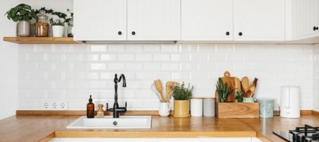 Comment r&eacute;ussir la pose de votre plan de travail ? Conseils pratiques